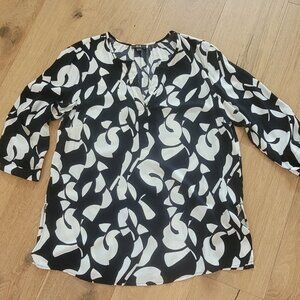 Pretty 100% Viscose blouse. C&A brand from Germany. Size 44 (fits US 14/16)
